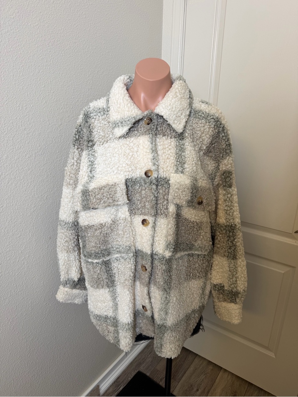 Blu Pepper Plaid Teddy Shacket Jacket - Cream & Gray Sz L